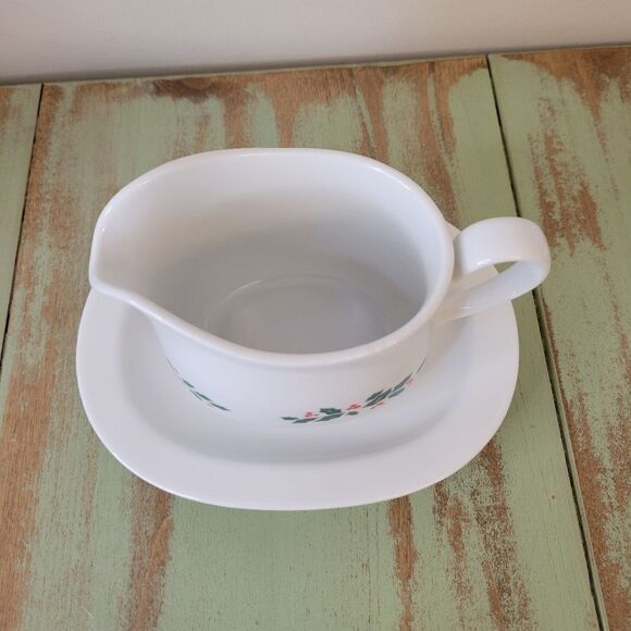 New in Box Vintage Corelle Winter Holly Ceramic Gravy Boat with Underplate - Picture 8 of 16